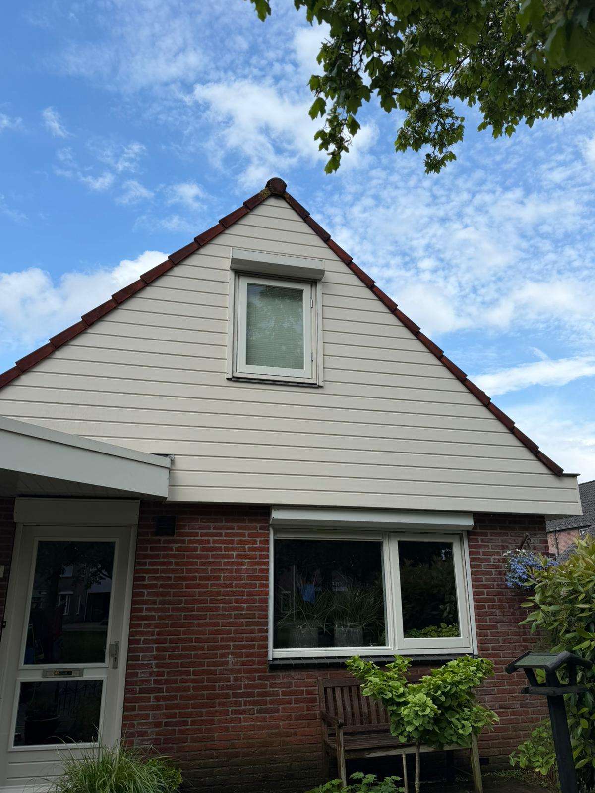 Schone verticale gevelbekleding na professionele reiniging